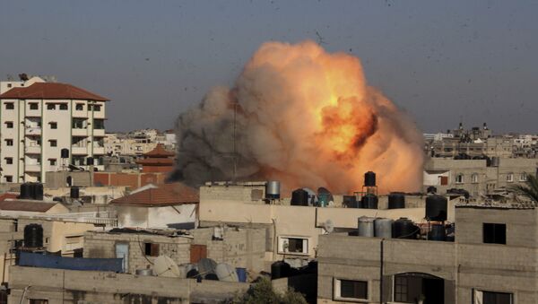 Explosión en una casa en Gaza después de un ataque aéreo por Israel - Sputnik Mundo