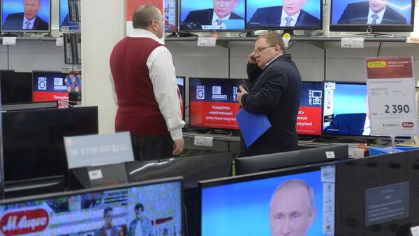 La línea directa con el presidente ruso, Vladímir Putin, en todas las pantallas de una tienda - Sputnik Mundo