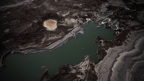 An aerial view photo shows sinkholes created by the drying of the Dead Sea, near Kibbutz Ein Gedi - Sputnik Mundo
