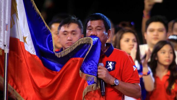 Rodrigo Duterte, nuevo presidente de Filipinas con la bandera de Filipinas - Sputnik Mundo