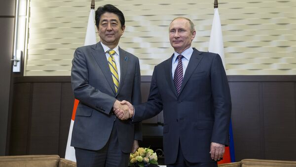 Vladímir Putin, presidente ruso, y Shinzo Abe, primer ministro de Japón - Sputnik Mundo