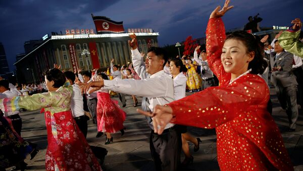 La gente baila en la Plaza de Kim Il-sung tras la manifestación - Sputnik Mundo