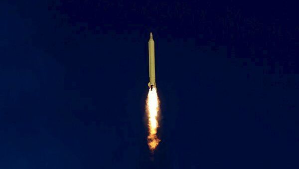 Irán lanza un misil balístico (archivo) - Sputnik Mundo