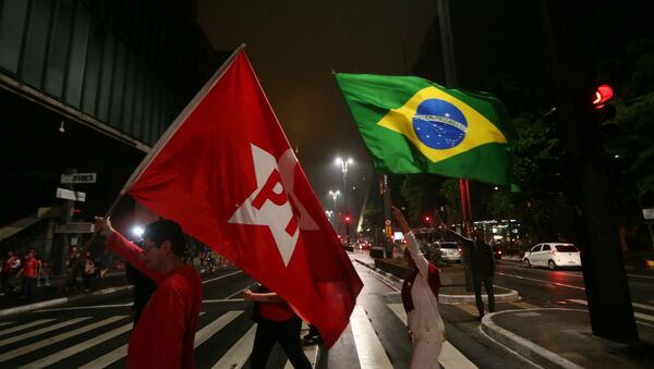 Banderas del Partido de los Trabajadores y de Brasil - Sputnik Mundo