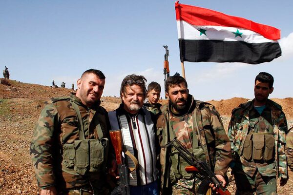 Miguel Fernández, en las trincheras del triángulo Daraa-Damasco-Quneitra. Miguel Fernández, en las trincheras del triángulo Daraa-Damasco-Quneitra. - Sputnik Mundo