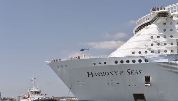 Harmony of the Seas cruise ship as it sails from the STX Saint-Nazaire shipyard - Sputnik Mundo