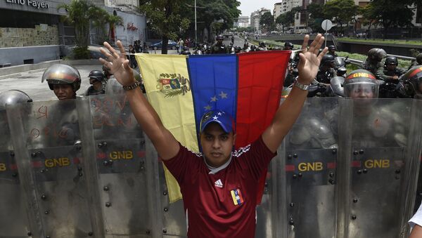 Un manifestante con la bandera nacional de Venezuela - Sputnik Mundo