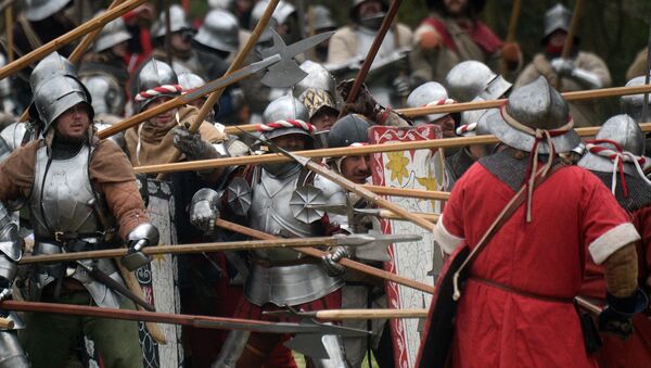 Entusiastas de la historia medieval toman parte en la recreación de una batalla. Archivo. - Sputnik Mundo
