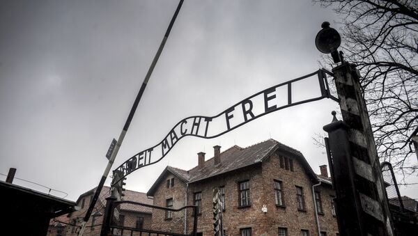 Puerta central del campo de exterminio Auschwitz - Sputnik Mundo