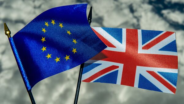 Las banderas de la Unión Europea y el Reino Unido - Sputnik Mundo
