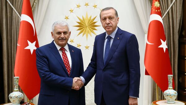Nuevo presidente del gobernante Partido (AKP) que pronto asumirá como el primer ministro del país, Binali Yildirim y presidente de Turquía, Recep Tayyip Erdogan - Sputnik Mundo