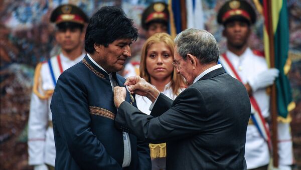 Presidente cubano, Raúl Castro, otorga la Orden José Martí al presidente boliviano, Evo Morales en la Habana, Cuba - Sputnik Mundo
