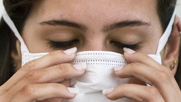 Una mujer brasileña antes del examen para detectar la influenza H1N1 - Sputnik Mundo