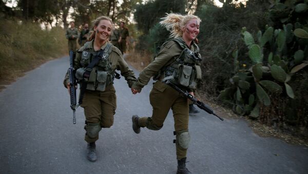 Israeli soldiers of the Search and Rescue brigade take part in a training session in Ben Shemen forest, near the city of Modi'in May 23, 2016 - Sputnik Mundo