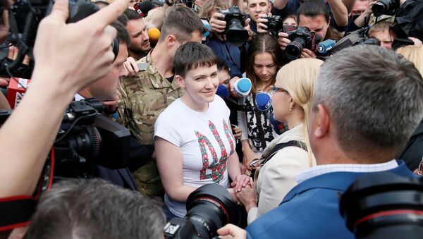 Nadezhda Sávchenko en el aeropuerto internacional Boríspol en Kiev - Sputnik Mundo