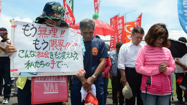 Gente rezando en protesta contra la presencia militar de EEUU en Okinawa - Sputnik Mundo