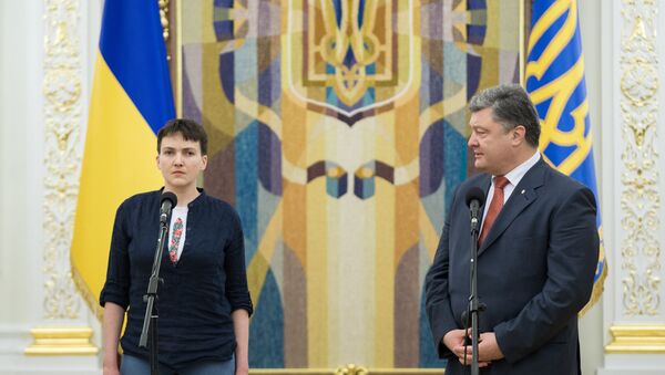La militar ucraniana, Nadezhda Sávchenko y el presidente del país, Petró Poroshenko - Sputnik Mundo