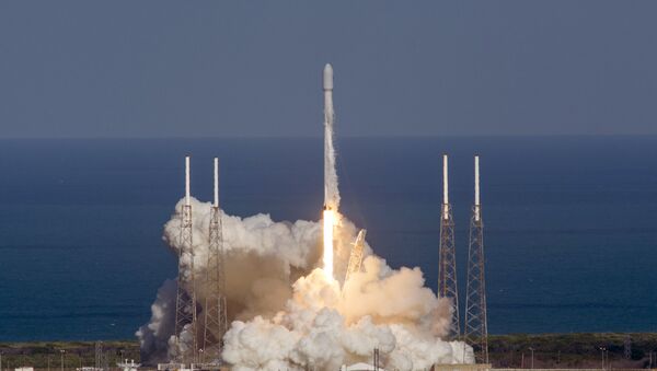 In this image released by SpaceX, an unmanned Falcon rocket lifts off from from Cape Canaveral Air Force Station, Friday, May 27, 2016, in Cape Canaveral, Fla. - Sputnik Mundo