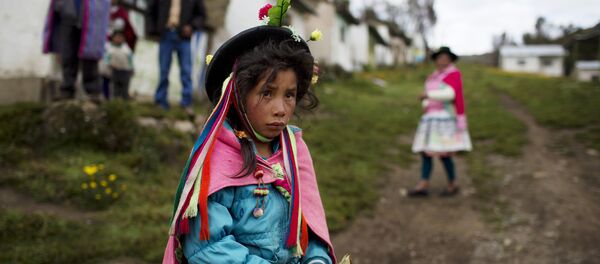 Una niña indígena peruana (archivo) Una niña indígena peruana (archivo) - Sputnik Mundo