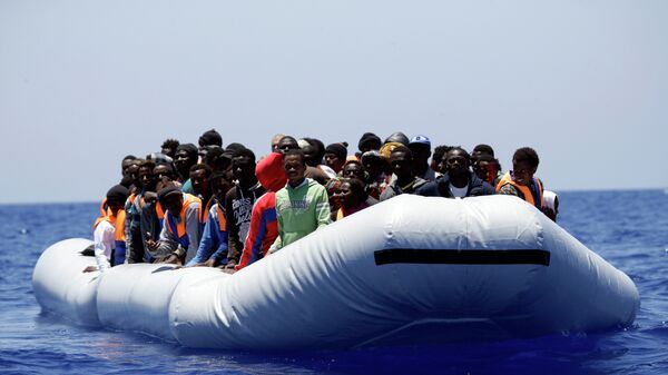 Migrantes en el mar Mediterráneo (Archivo) - Sputnik Mundo