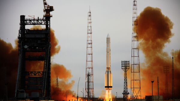 Lanzamiento del cohete-portador Proton-K con el satélite militar - Sputnik Mundo