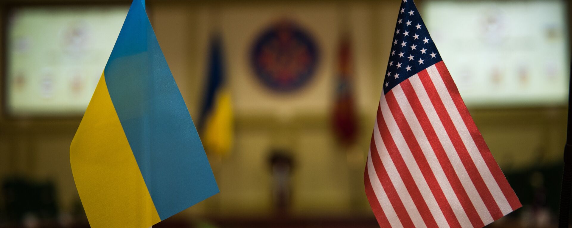 Banderas Ucrania y EEUU - Sputnik Mundo, 1920, 28.12.2021