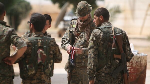 Militares estadounidenses que apoyan a las Fuerzas Democráticas de Siria en la lucha por recuperar el control de Al Raqa - Sputnik Mundo