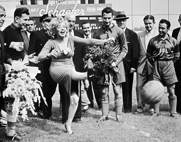 L'actrice américaine Marilyn Monroe donne le coup d'envoi, lors du match de football opposant le club Hapoel d'Israël à l'équipe américaine des All-Stars, au stade D'Ebbets Field de Brooklyn, le 16 mai 1957 - Sputnik Mundo