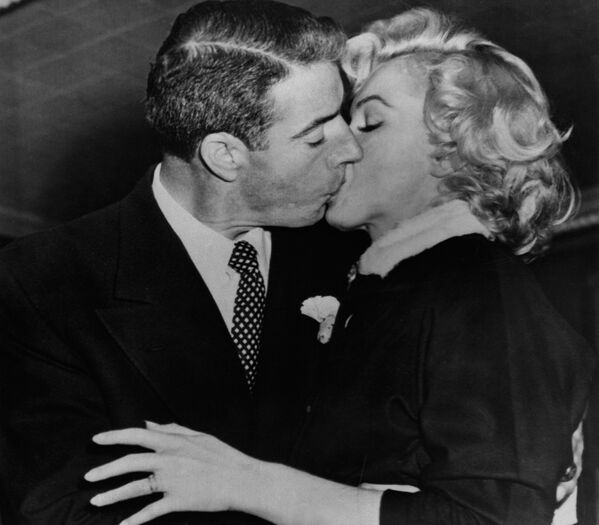 American actress Marilyn Monroe kisses her husband, former baseball player Joe Di Maggio, 17 January 1954 American actress Marilyn Monroe kisses her husband, former baseball player Joe Di Maggio, 17 January 1954 - Sputnik Mundo