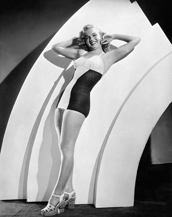 Photo datée d'août 1947 de l'actrice américaine Marilyn Monroe posant pour une puiblicité pour des maillots de bain - Sputnik Mundo
