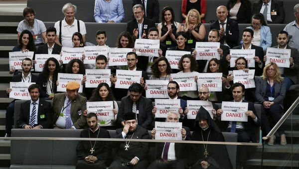 Miembros de la comunidad armenia dicen 'Gracias' al Parlamento alemán por el reconocimiento del genocidio del 1915 - Sputnik Mundo
