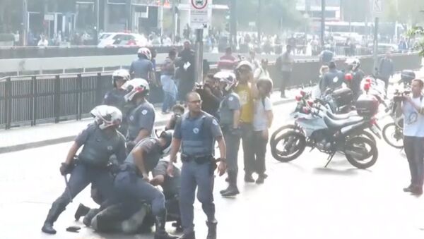 Violencia policial en una protesta contra el Gobierno de Temer en Brasil - Sputnik Mundo