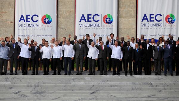Jefes de Estado y ministros de Exteriores posan para la foto oficial de la VII Cumbre de la Asociación de Estados del Caribe (AEC) en La Habana, Cuba 4 de junio de 2016. - Sputnik Mundo