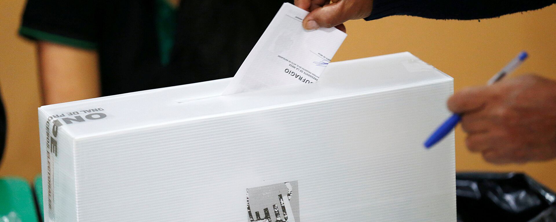 A man casts his ballot in Peru's presidential election at a voting station in Lima, Peru - Sputnik Mundo, 1920, 28.12.2020