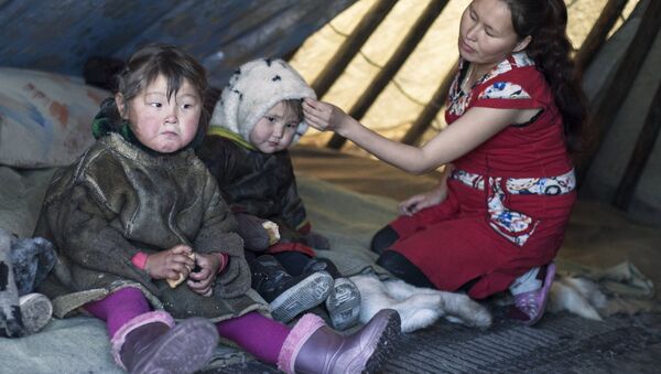 Una mujer con unos niños del distrito autónomo de Yamalo-Nenets - Sputnik Mundo