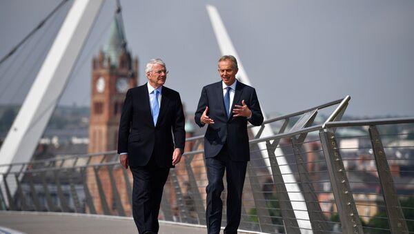 John Major y Tony Blair, ex primer ministros británicos, antes de un mitin electoral en Irlanda del Norte - Sputnik Mundo