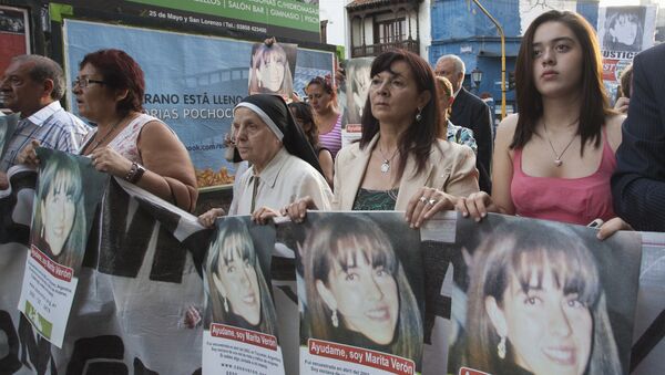 Susana Trimarco, second from right, and her granddaughter Micaela, right, lead a march towards the courthouse on the first day of trial for the alleged kidnappers of her daughter Marita Veron - Sputnik Mundo