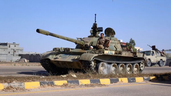 Tanque libio en la operación antiterrorista en la ciudad de Sirte - Sputnik Mundo