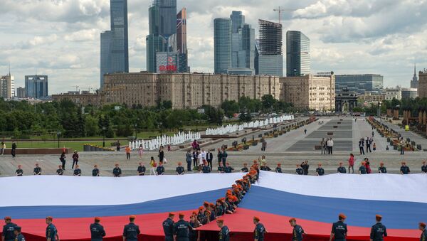 Despliegue de la bandera rusa más grande del país en Moscú - Sputnik Mundo