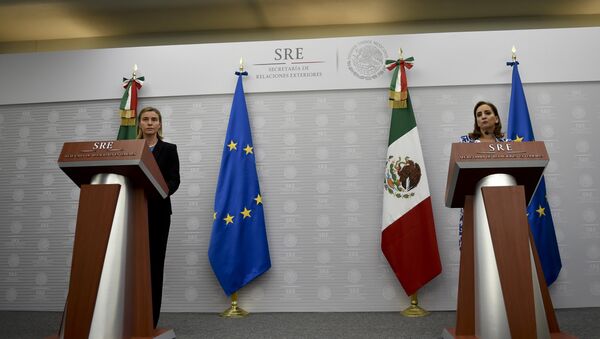 Jefa de la diplomacia europea, Federica Mogherini y ministra de Exteriores de México, Claudia Ruiz - Sputnik Mundo