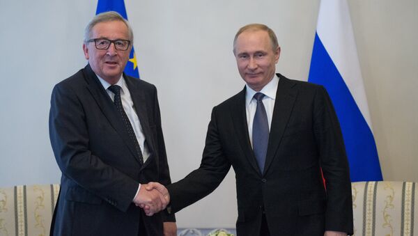 Jean-Claude Juncker, jefe de la Comisión Europea, y Vladímir Putin, presidente ruso - Sputnik Mundo