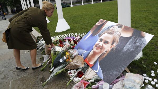 Flores en homenaje a la diputada Jo Cox en la Plaza del Parlamento en Londrés - Sputnik Mundo