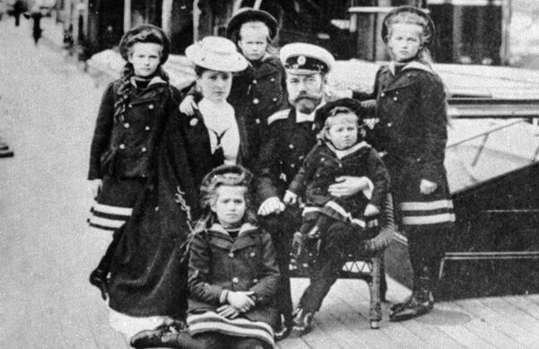 Los lazos de sangre de la reina Isabel II con Rusia y la sanguinaria historia detrás Los lazos de sangre de la reina Isabel II con Rusia y la sanguinaria historia detrás - Sputnik Mundo