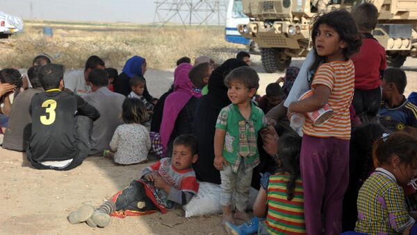 Беженцы с территории ИГ в районе города Киркук в Ираке - Sputnik Mundo