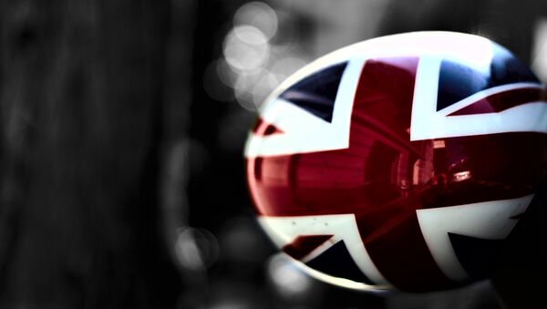 Bandera de Reino Unido en un espejo lateral de un coche - Sputnik Mundo