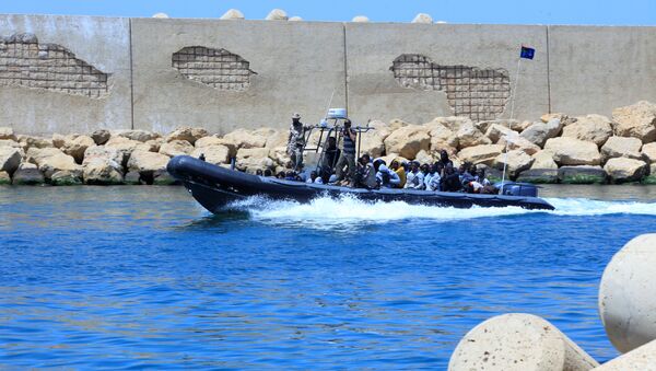 Una lancha de la Marina de Libia transporta a los refugiados - Sputnik Mundo