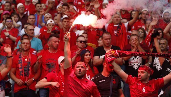 Hinchas albaneses durante el partido entre Suiza y Albania - Sputnik Mundo