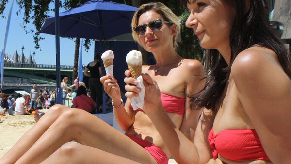 Mujeres comen helado - Sputnik Mundo