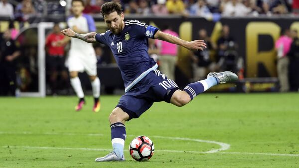 Messi juega durante el partido contra la selección de EEUU por la Copa América Centenario - Sputnik Mundo