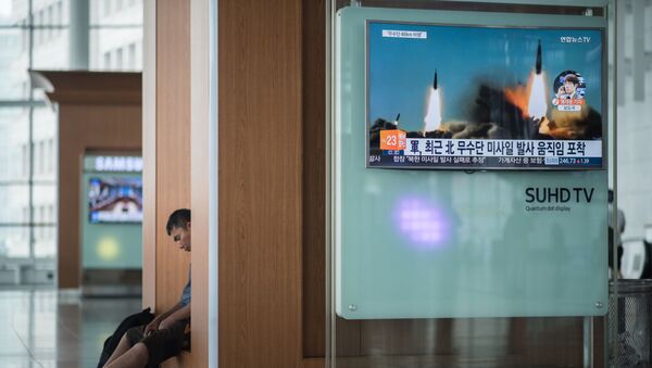 Corea del Norte lanza un misil balístico (archivo) - Sputnik Mundo
